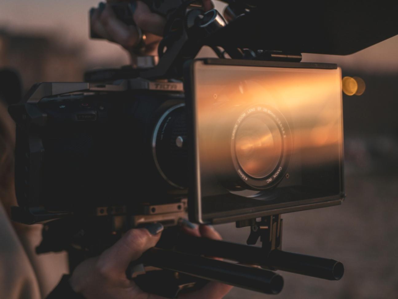 Estudio de edición profesional con equipos modernos