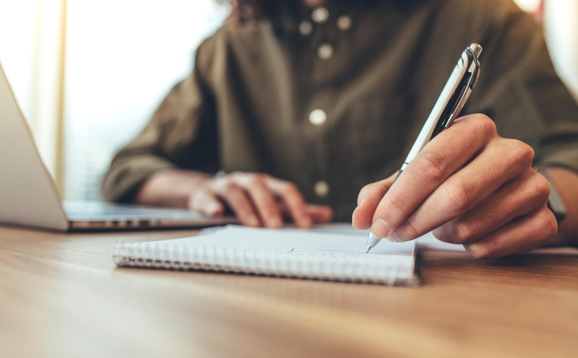 Sesión de edición con timeline complejo