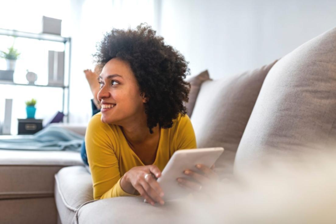 Espacio profesional de edición cinematográfica con múltiples pantallas